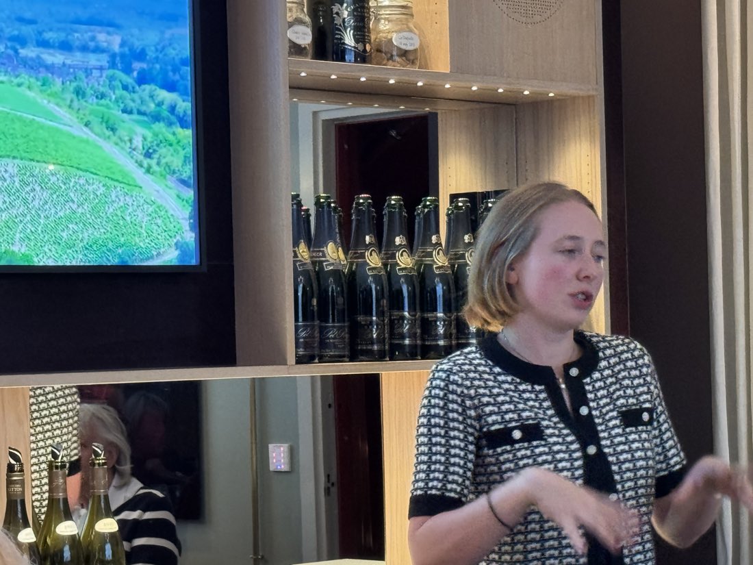 Chanel Gitton berättar om vinerna, med en bild från vingårdarna i Sancerre bakom sig