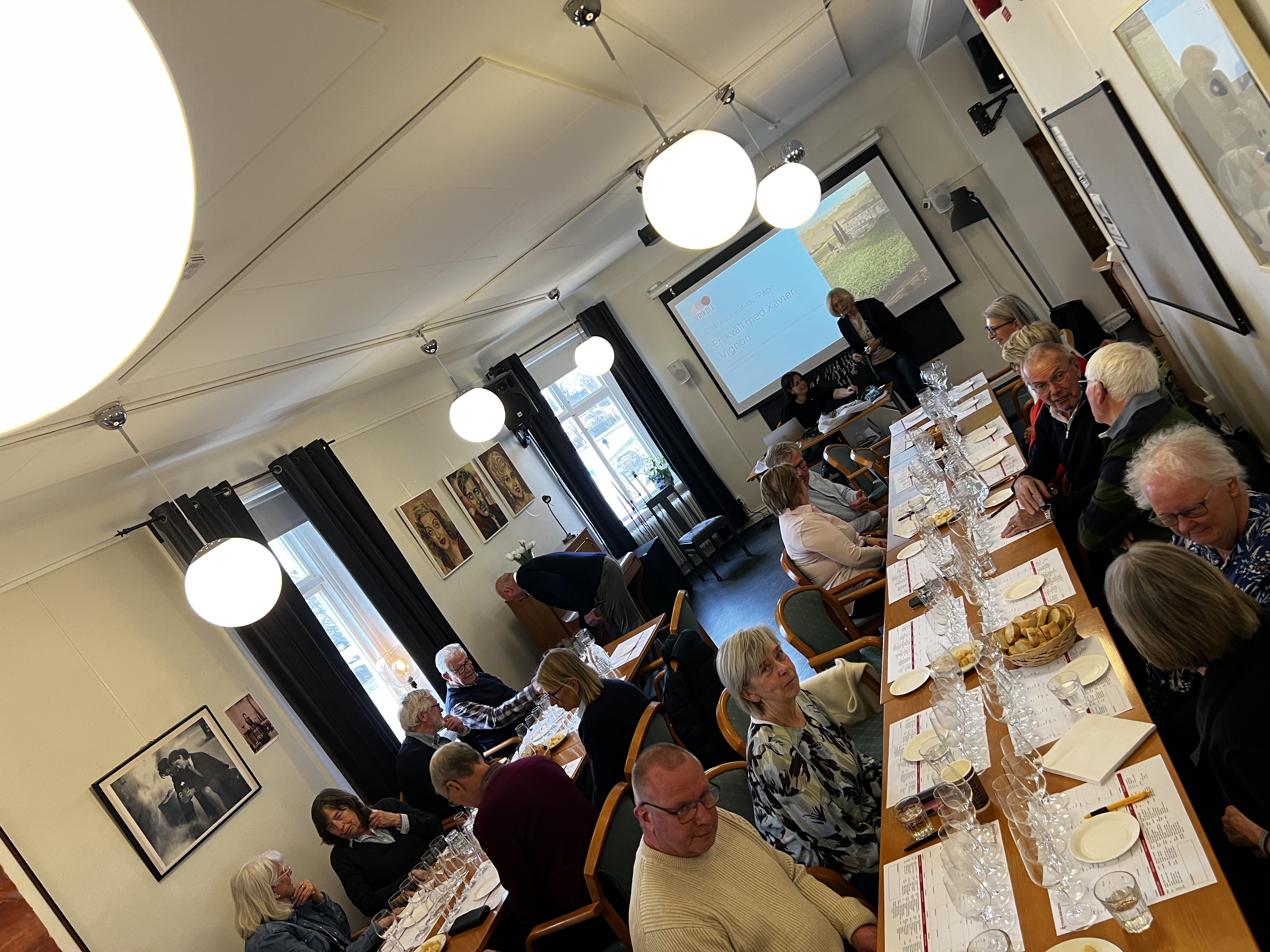 Provningen i full gång — Biohusets café, Mariefred