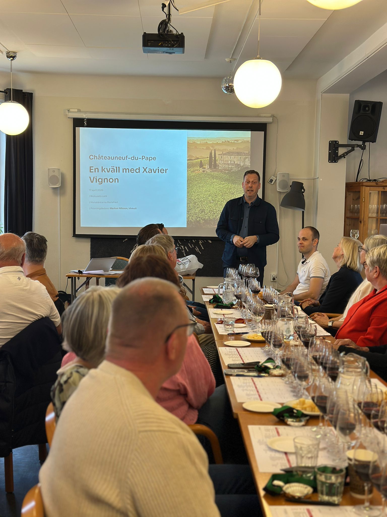 Markus Nilsson presenterar Xavier Vignon för Munskänkarna Mariefred
