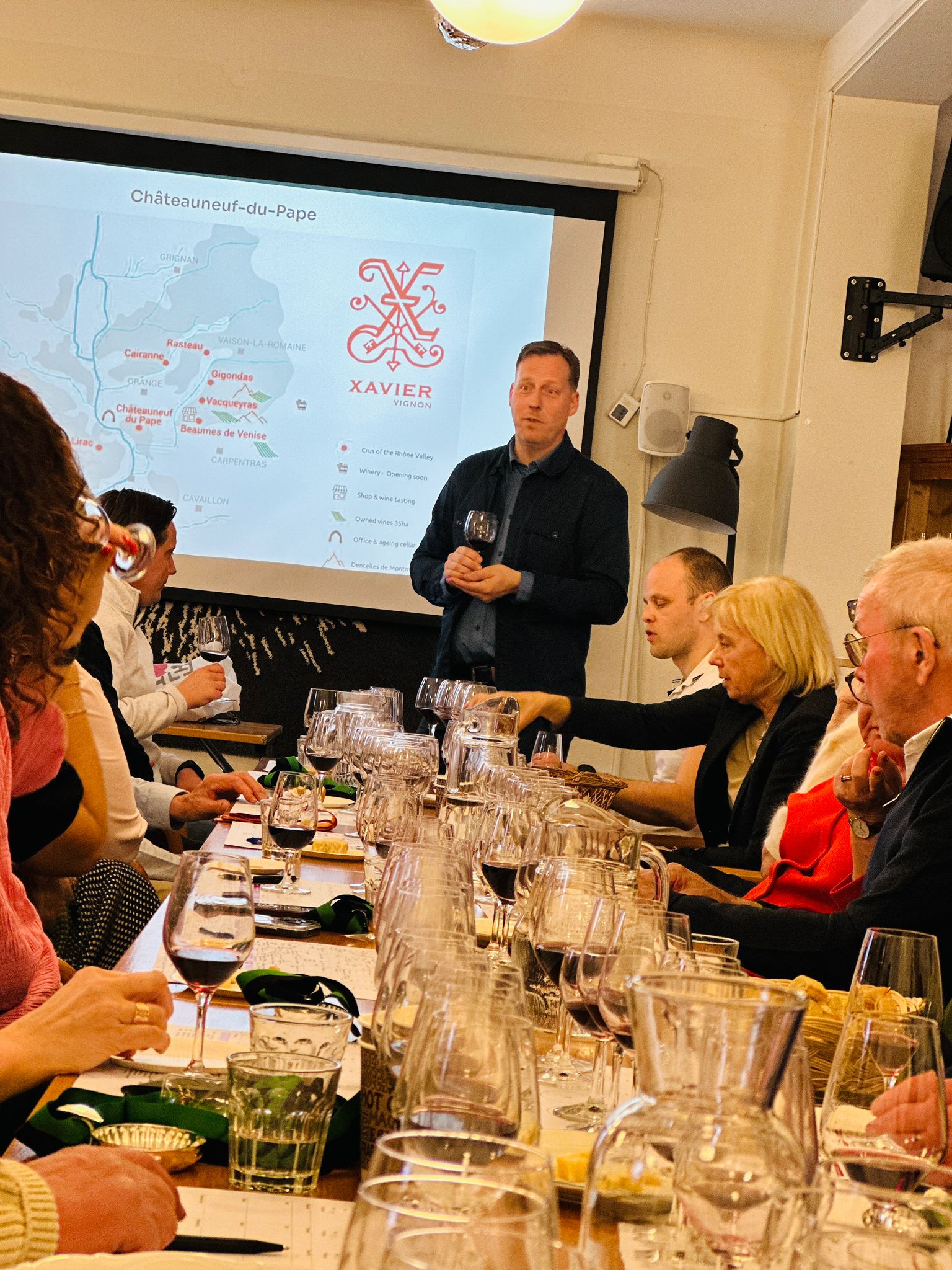 Framför kartan över Châteauneuf-du-Pape