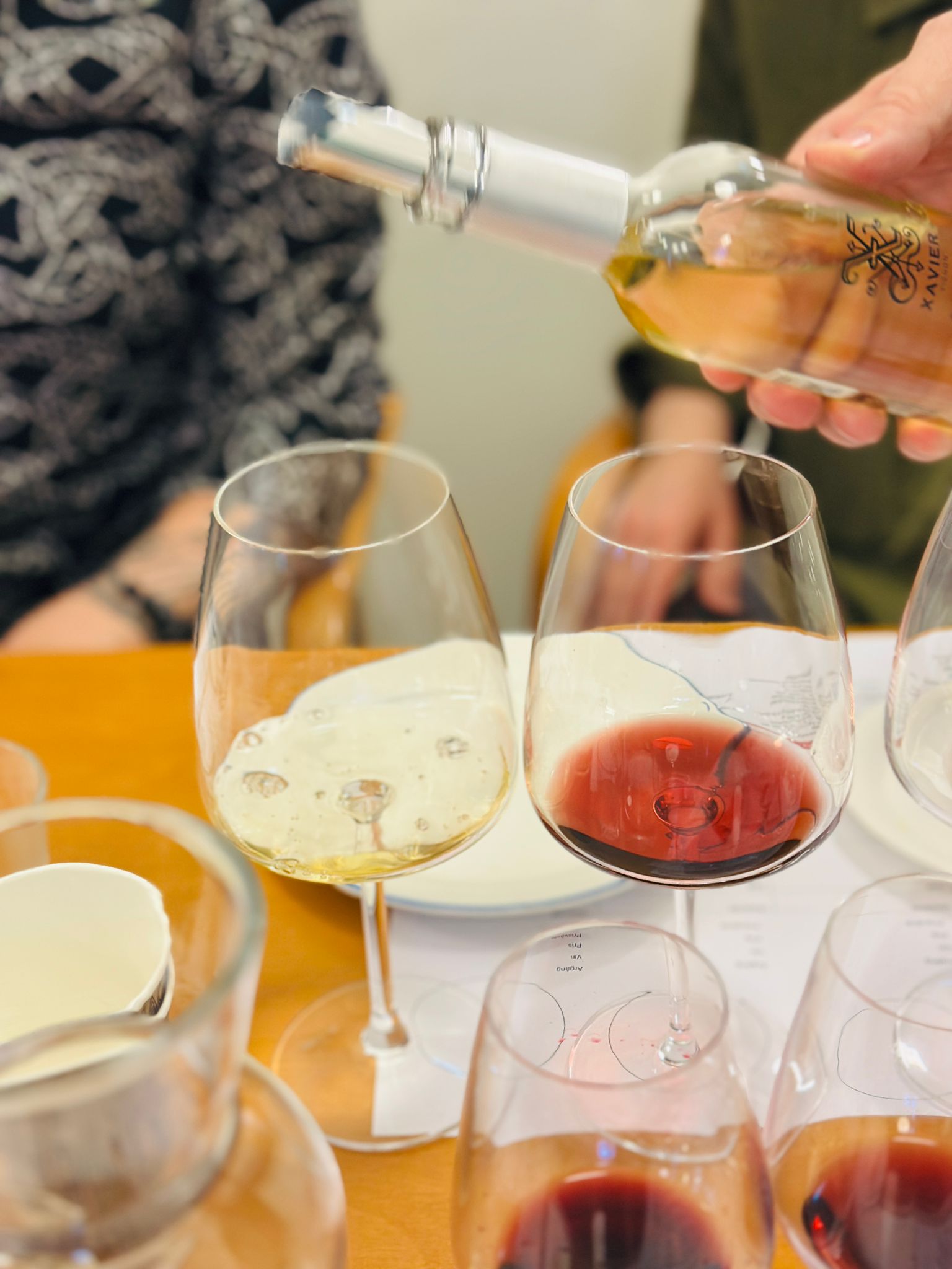 Vinet hälls upp — glas på rad
