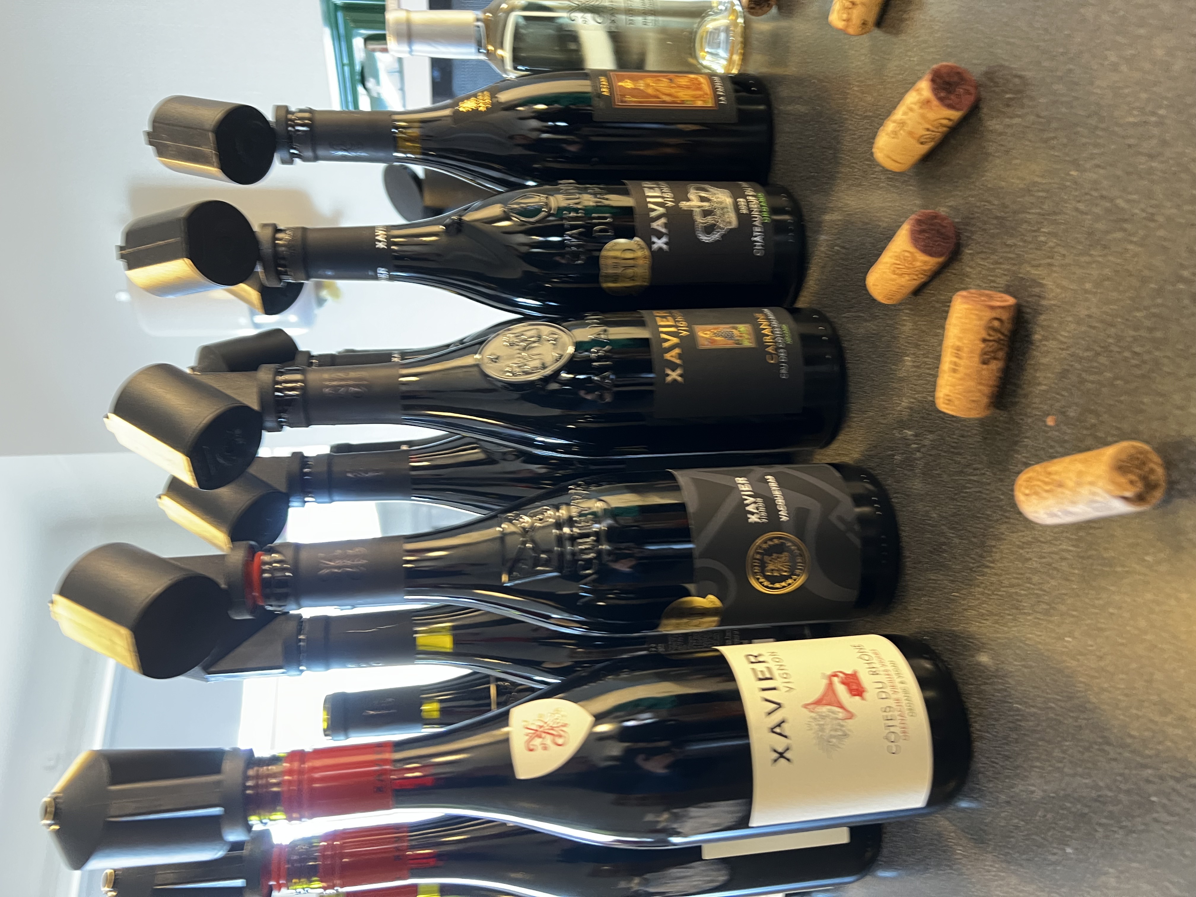 Vinerna öppnade med korkar bredvid